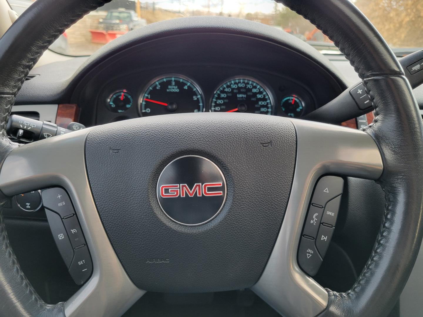 2011 White /Black GMC Yukon XL SLT SLT (1GKS2KE33BR) with an 5.3L V8 engine, 5 Speed Automatic transmission, located at 450 N Russell, Missoula, MT, 59801, (406) 543-6600, 46.874496, -114.017433 - Nice 4WD SUV. 5.3L V8. 3rd Row Seating. Power Sunroof. Rear Entertainment. Heated Leather Seats. Air. Cruise. Tilt. Power Windows and Locks. Running Boards. Towing. Clean Carfax. - Photo#20